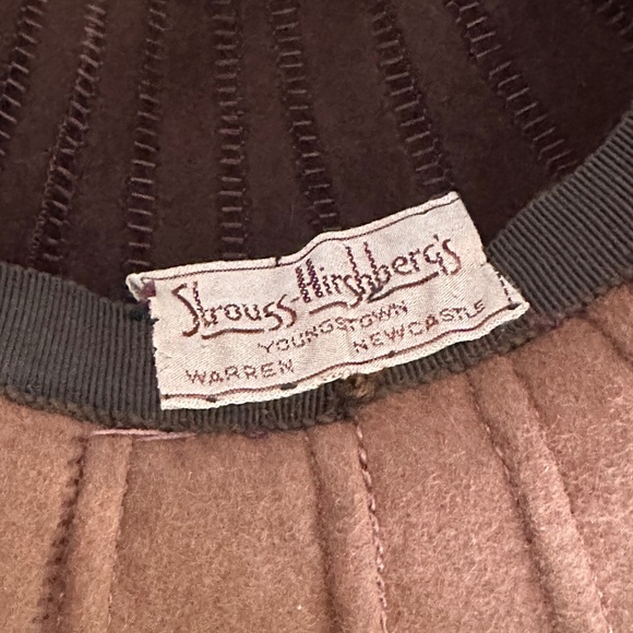 MODISH 1940s\' BROWN FELT WIDE BRIM HAT WITH INTRICATE TOPSTITCHING & OPEN CROWN